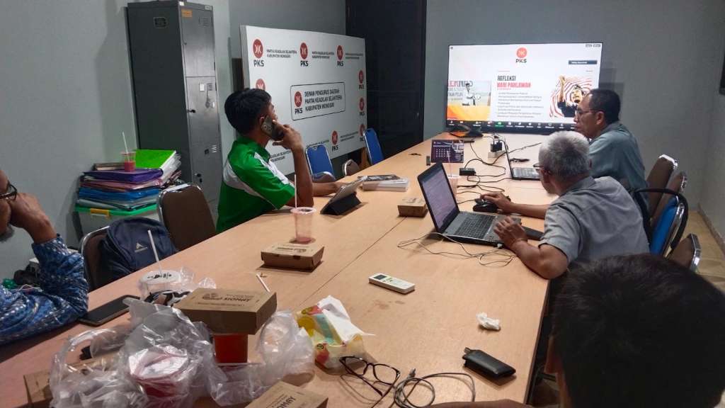 Ketika Lampu Rumah Mulai Menyala, Mereka Masih Memikirkan Rakyat