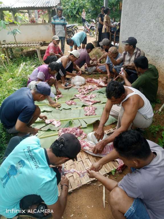 DPC PKS Karangtengah Tebar Qurban Bersama Warga Desa Purwoharjo